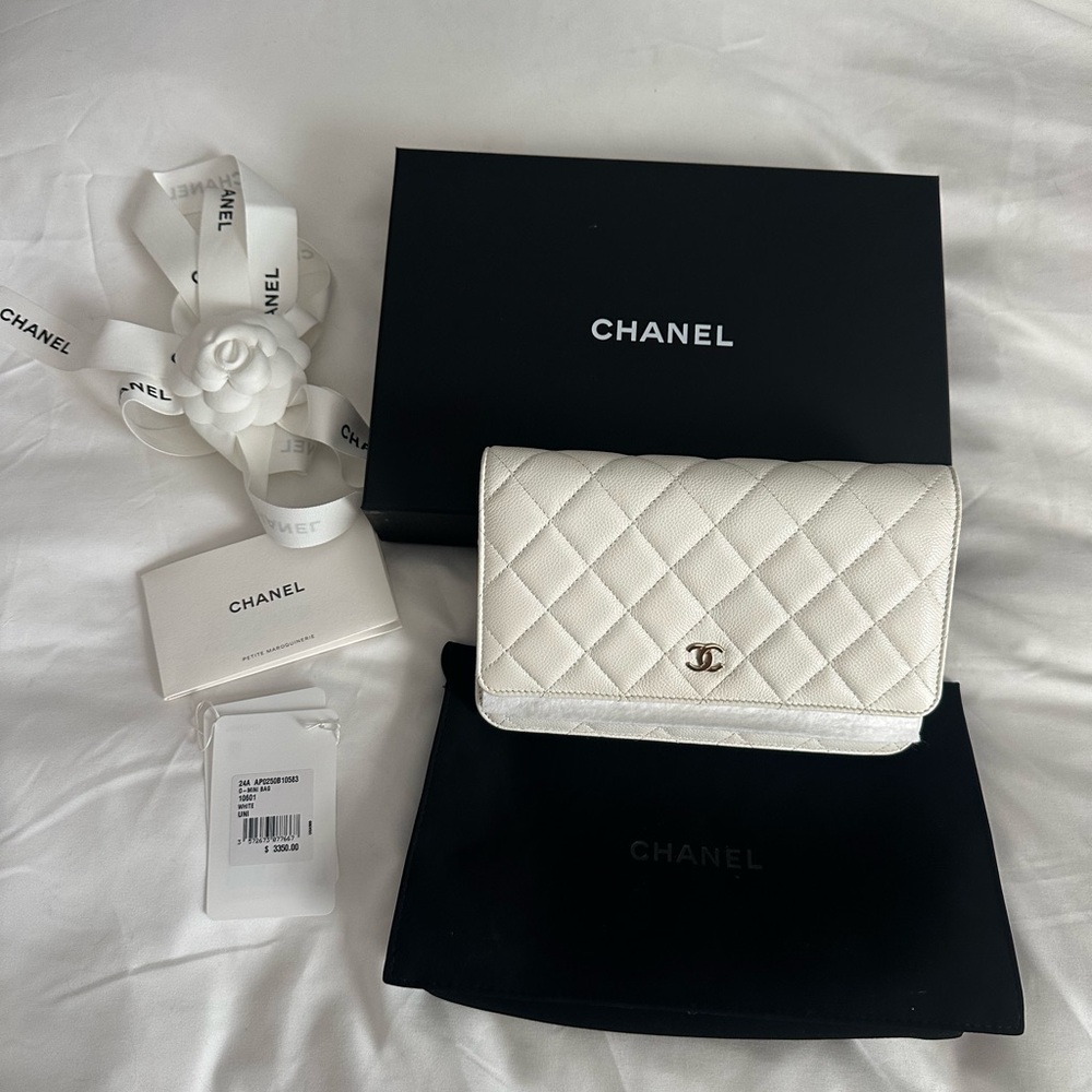 CHANEL Caviar Quilted Wallet On Chain